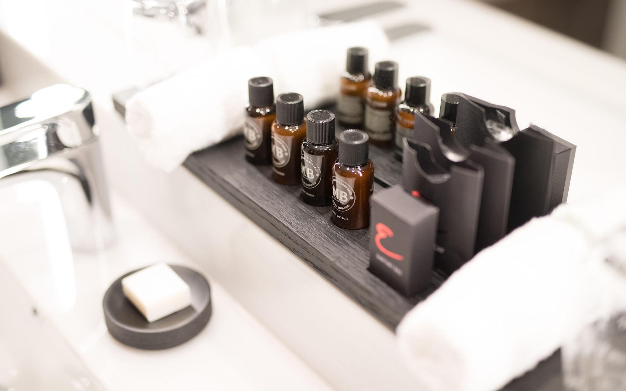 Emporium Hotel South Bank Brisbane Extérieur photo A selection of toiletries in a hotel bathroom