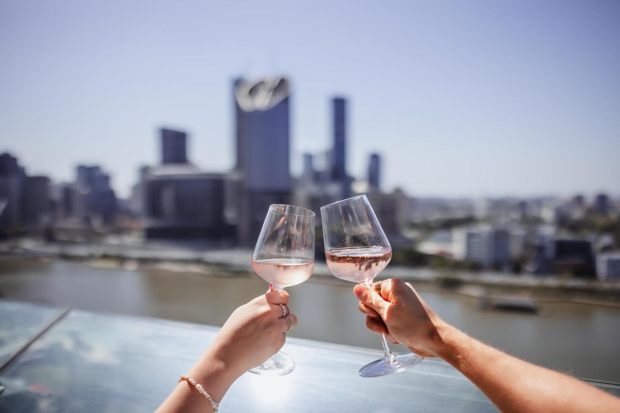 Emporium Hotel South Bank Brisbane Extérieur photo A toast with wine